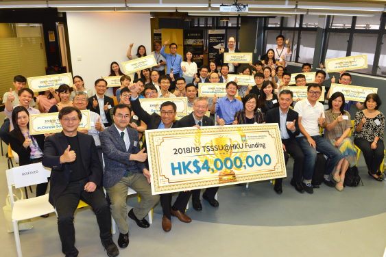 Group photo of the guests, this year and past years’ TSSSU@HKU Awardees